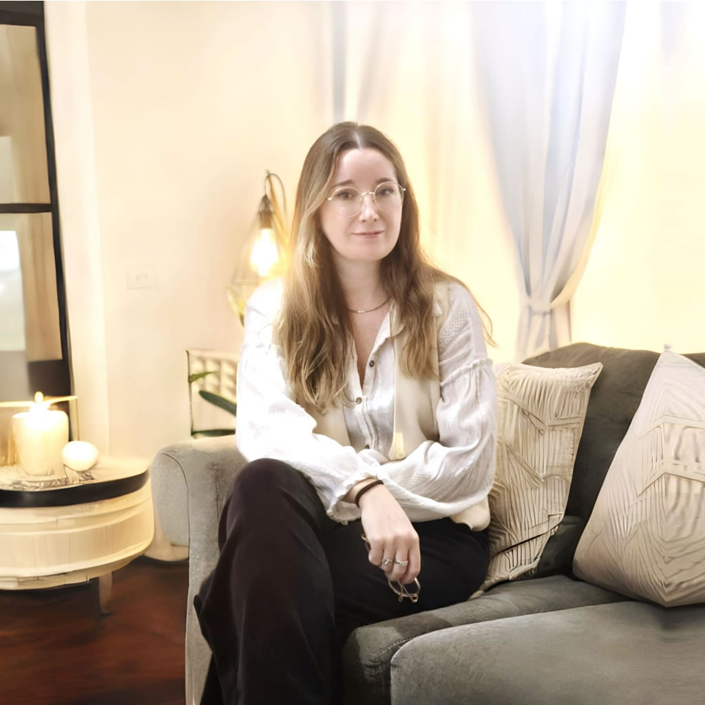 Lic. Mónica Eugenia Viada en consultorio